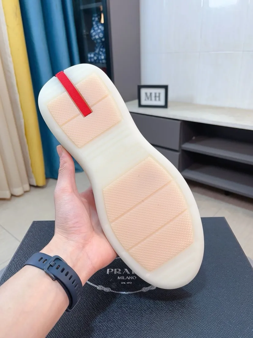 The ex-factory price is 680🌹🌹The high-quality new Prada (Prada) counters are launched simultaneously. The new men's shoes and 😘fabrics are selected from imported mesh and glue-spraying technology. Imported cowhide lining. 👍🏿High-end☄️Open-molded non-slip rubber outsole, exquisite lines, simple and elegant, comfortable and high-end for leisure travel. Code number: 38 to 44